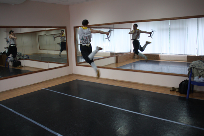 И пусть сандали Лоханя - не таларии Персея,
но летать тоже умеют!